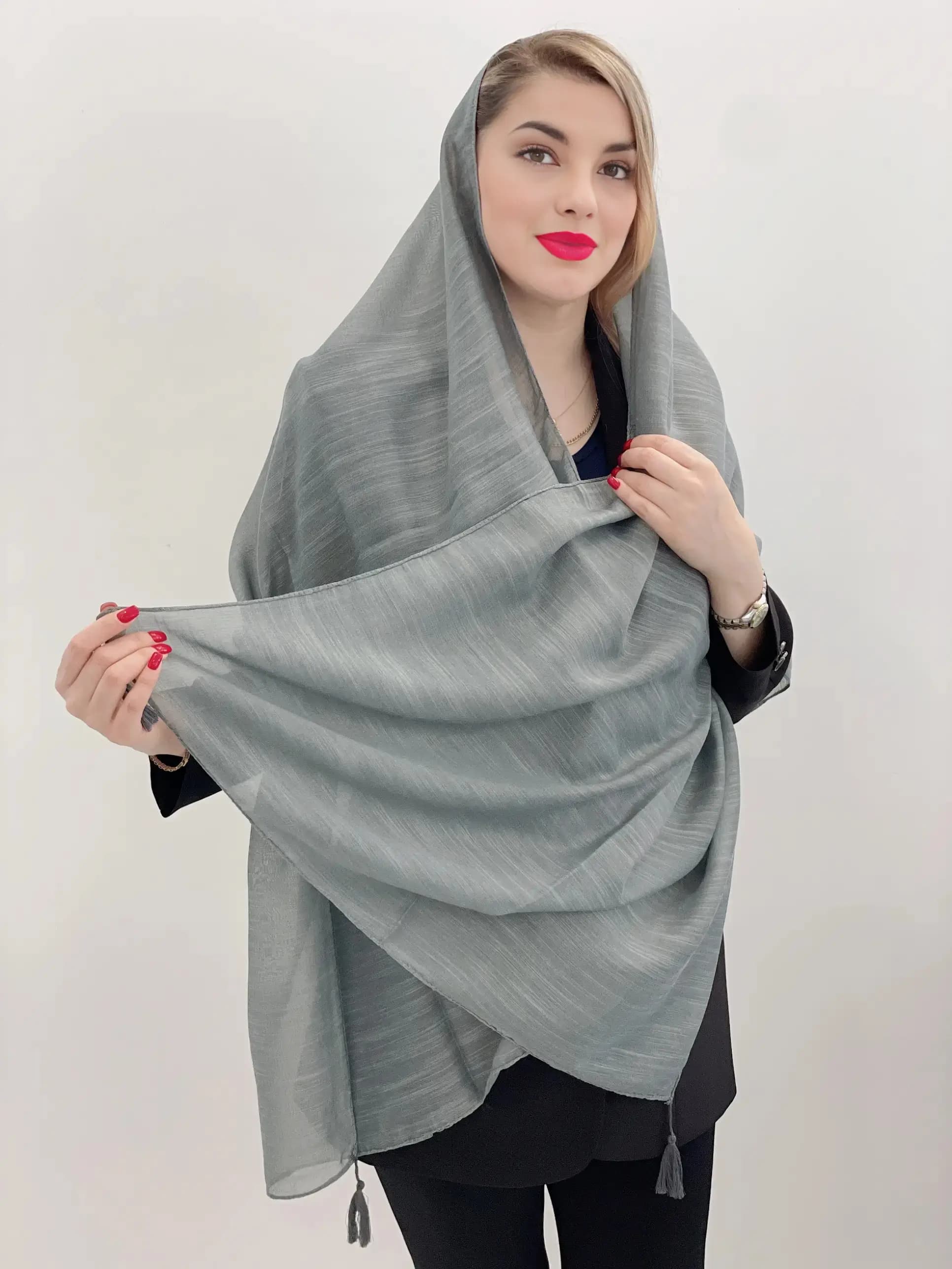 شال ساده منگوله‌دار، ترکیب ظرافت و سادگی