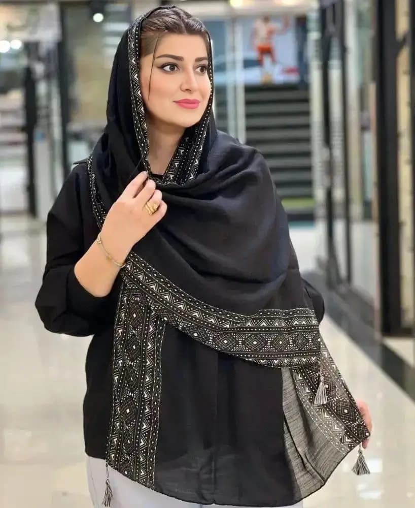شال نخی مشکی منگوله‌دار با حاشیه سفید