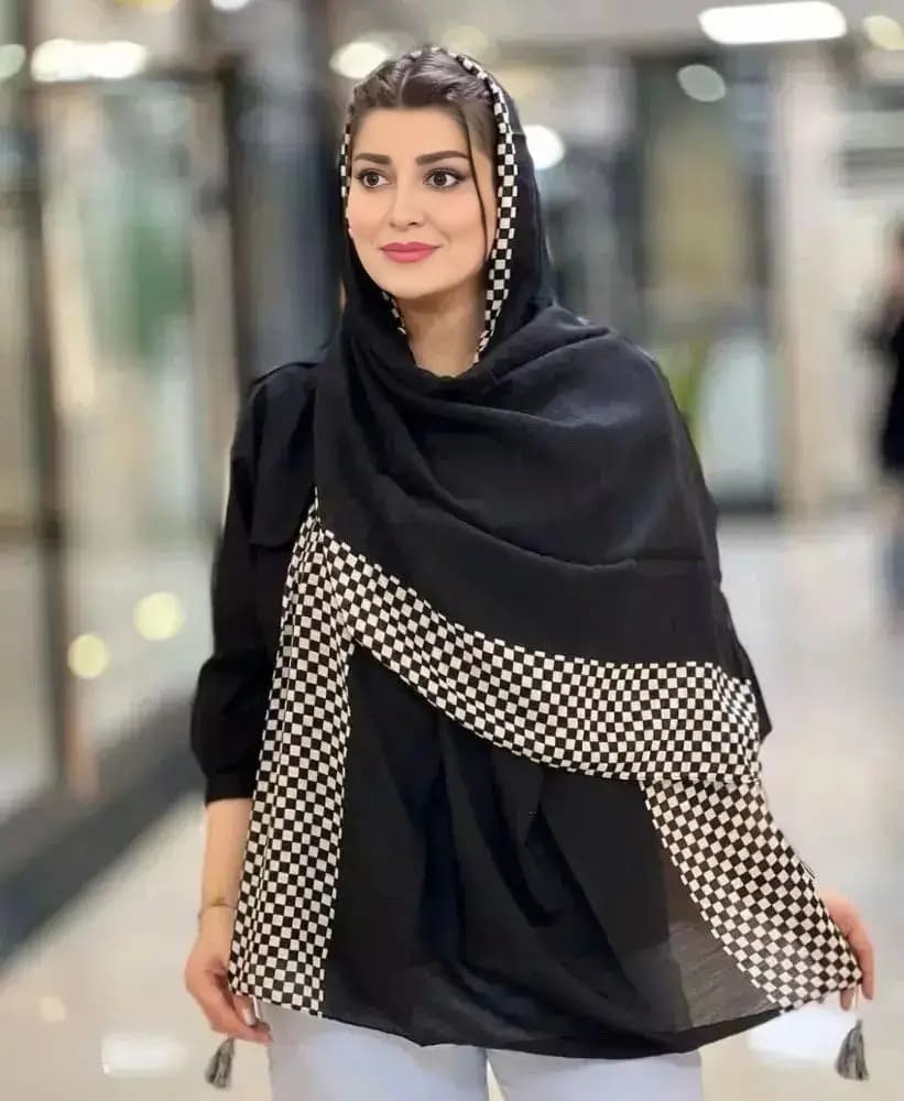شال نخی مشکی منگوله‌دار با حاشیه سفید - تصویر دوم