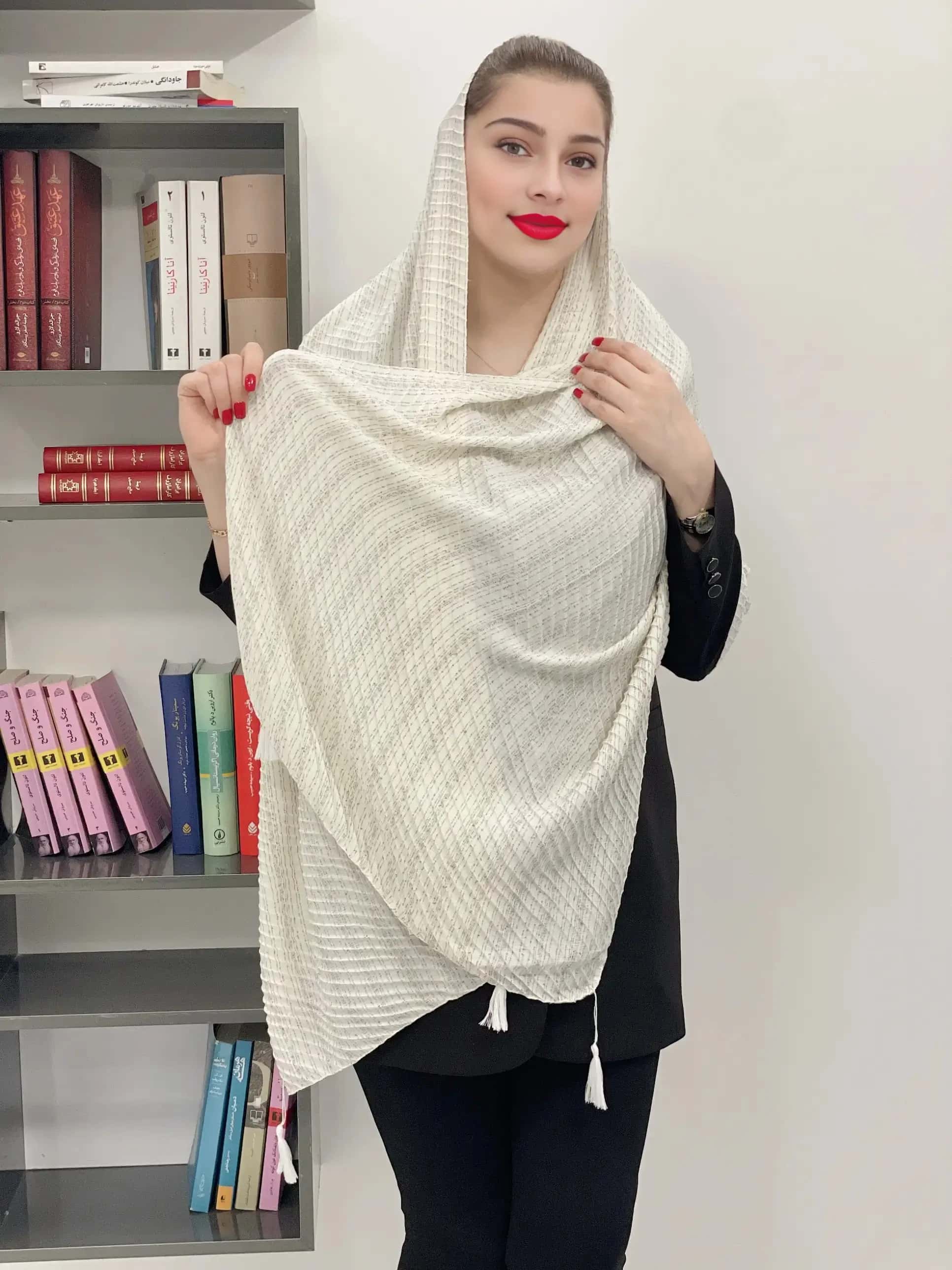 شال پلیسه آرورا با لمههای درخشان - تصویر دوم