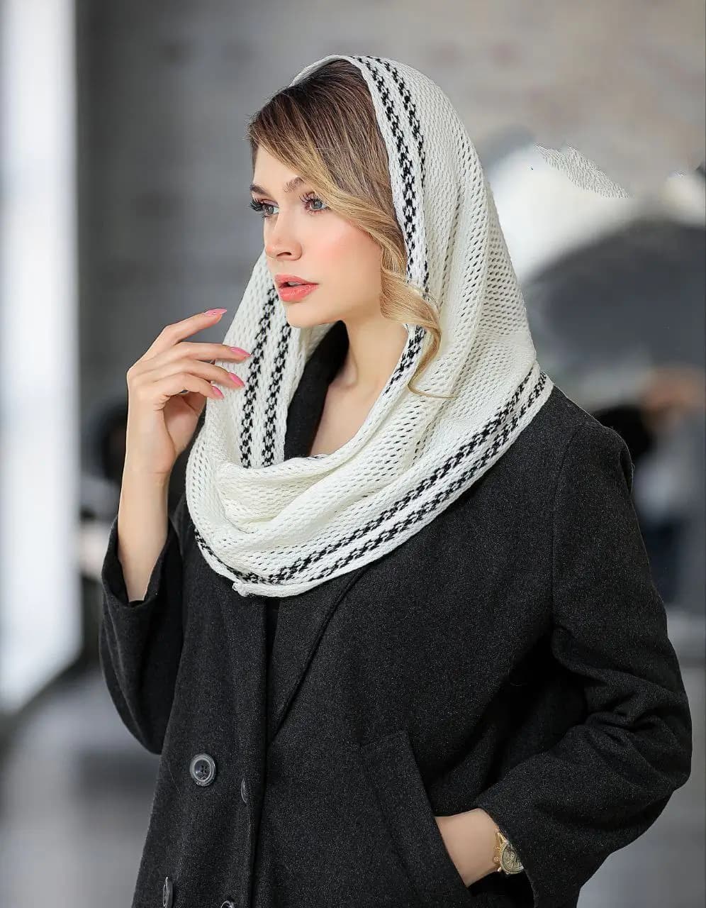 شال بافت ریز رینگی طرح حاشیه پیچازی | لطیف و خاص برای استایل زمستانی - تصویر دوم