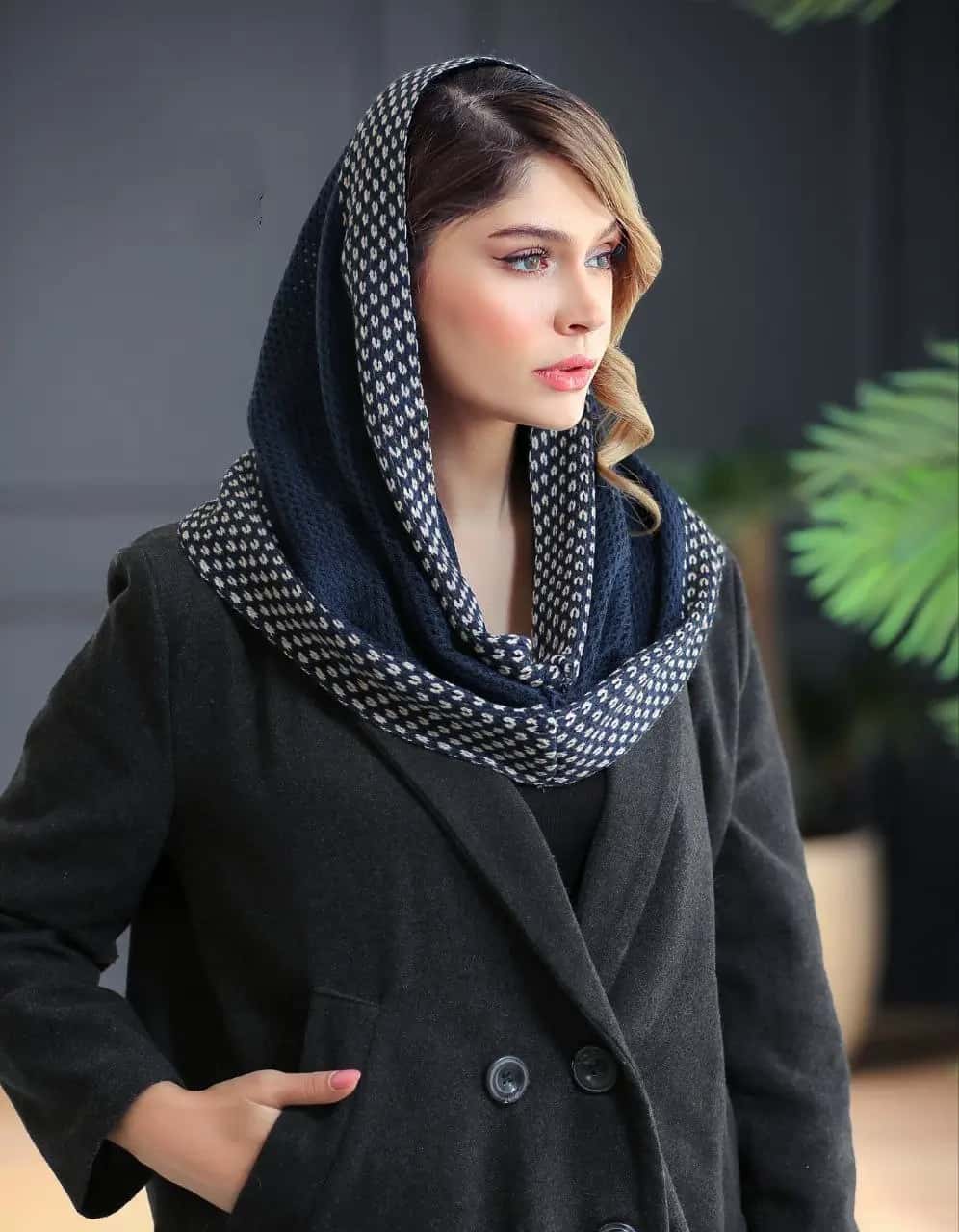 شال بافت زنانه رینگی حاشیهدار | ترند زمستانی شالیبگ - تصویر دوم