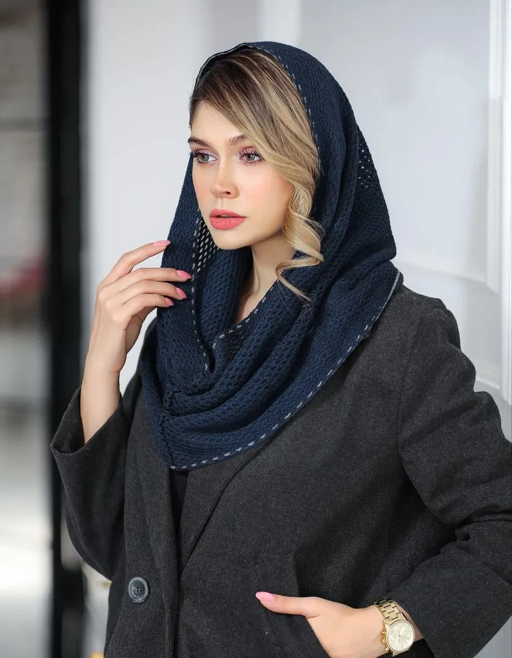 شال بافت ساده زنانه | انتخابی شیک برای فصل سرد سال - تصویر دوم