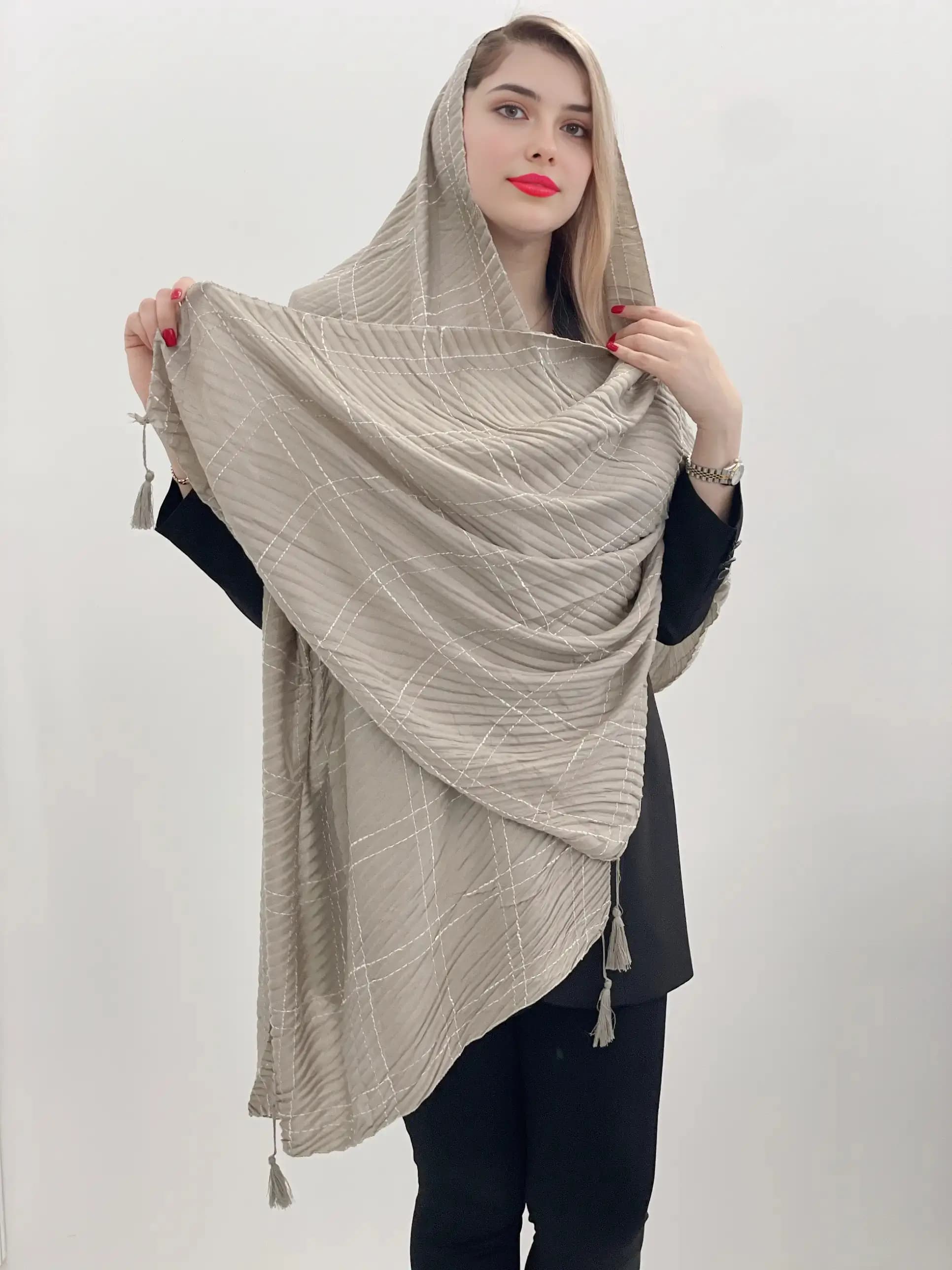 شال چهارخونه ویوین – کوکدوزیشده با طراحی مدرن و منگولههای ظریف - تصویر دوم