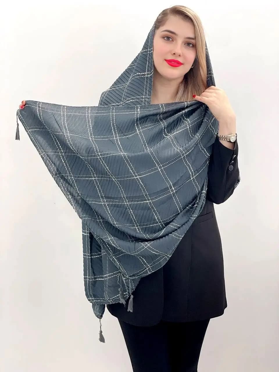 شال چهارخونه ویوین – کوکدوزیشده با طراحی مدرن و منگولههای ظریف