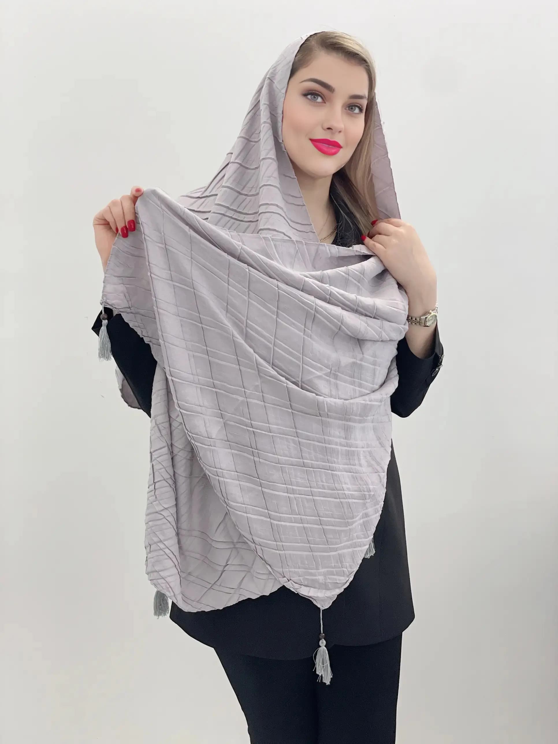شال پلیسه دیاموند منگولهدار – شالی مدرن با طراحی خاص - تصویر دوم