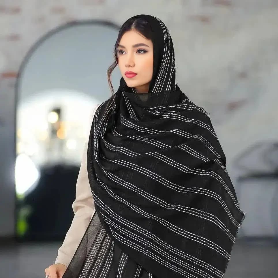 شال راهراه منگولهدار طرح ونتورا – شالی شیک با کیفیت وارداتی - تصویر دوم