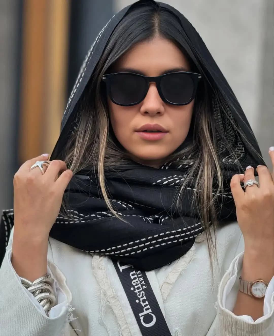 شال راهراه منگولهدار طرح ونتورا – شالی شیک با کیفیت وارداتی